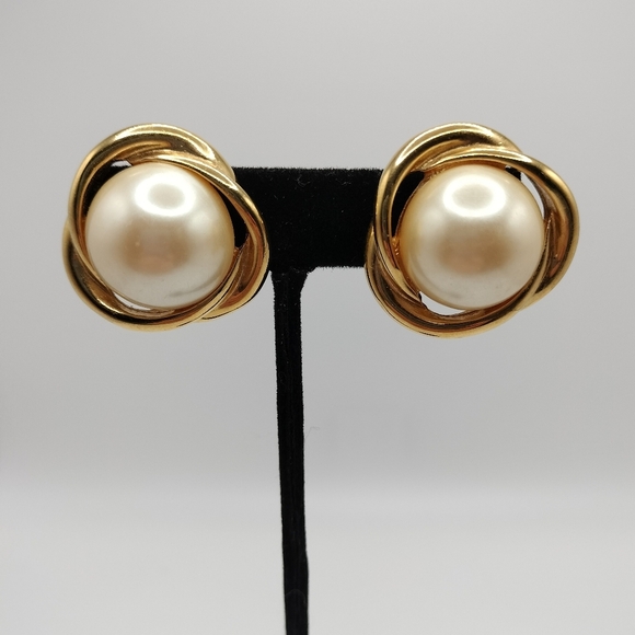 Richelieu faux pearls Gold Tone Swirl Clip On earrings Classic Luxury Business - Picture 1 of 10